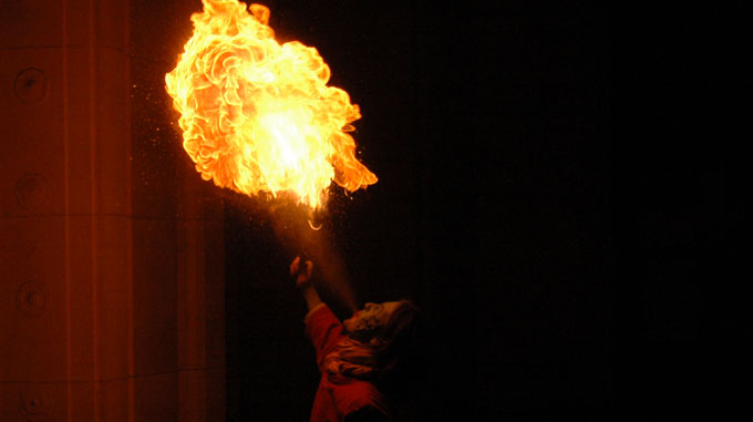 Jongleur et cracheur de feu